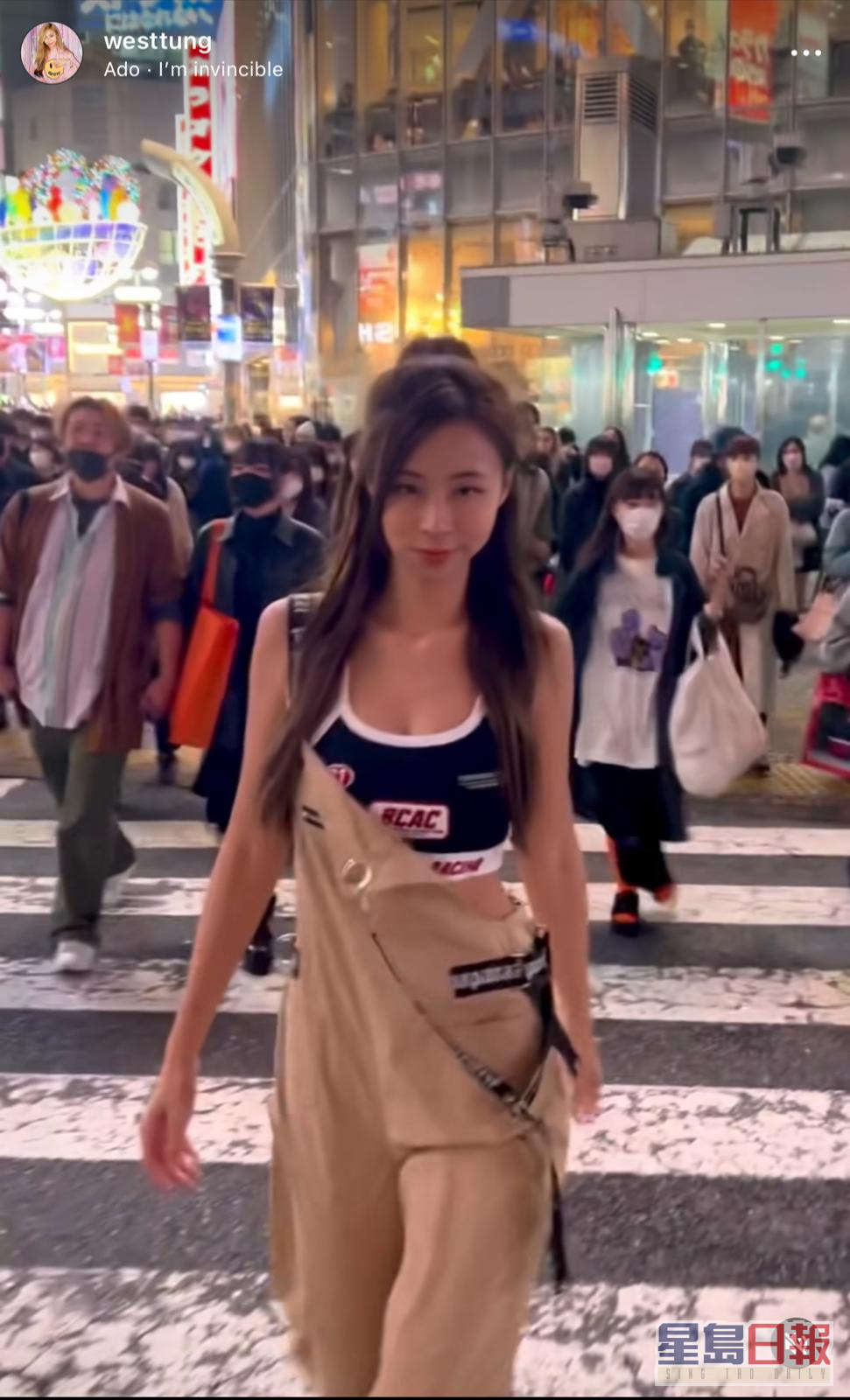 梁茜童于日本以性感步姿的步出马路上。  ​