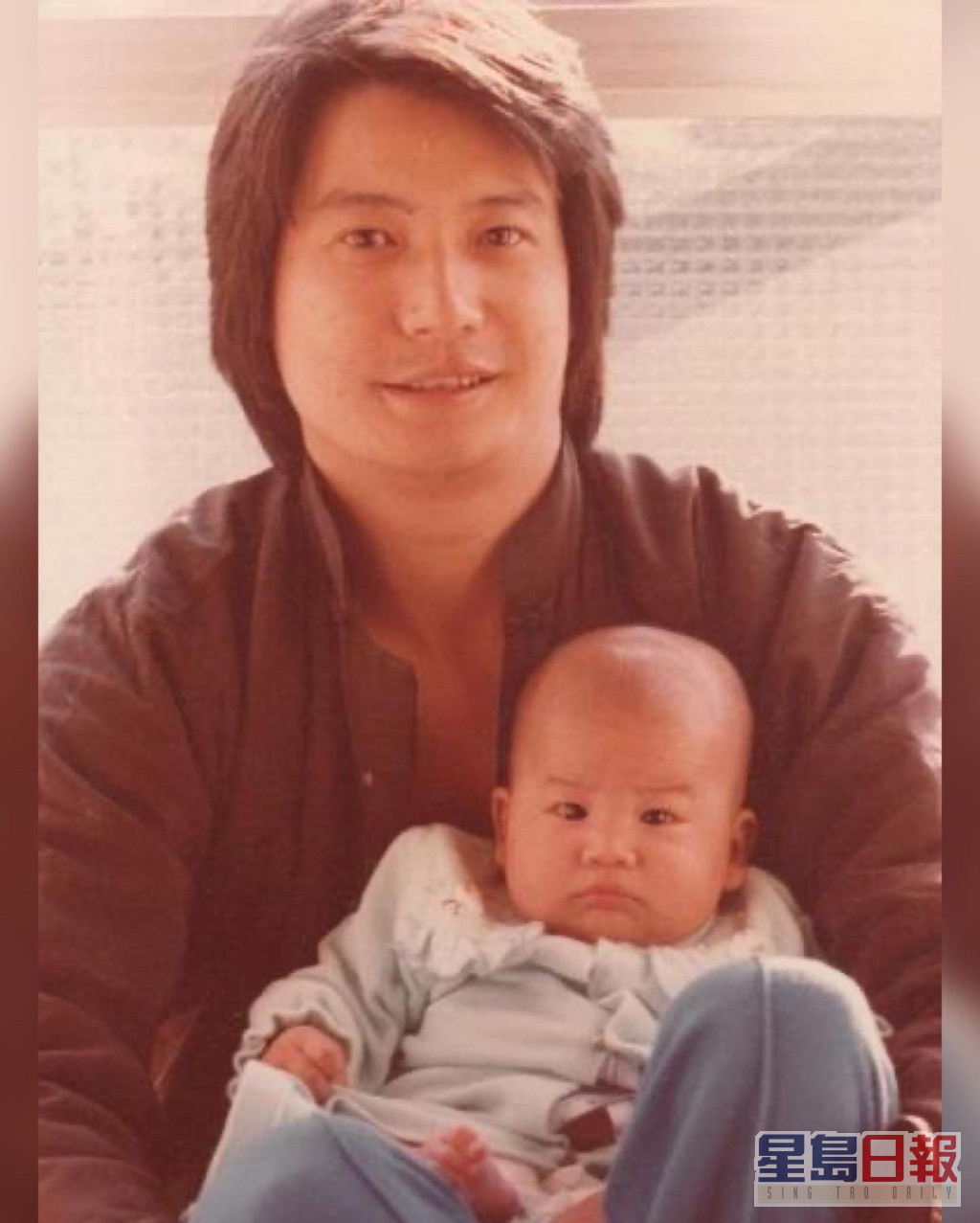 陳宇琛還貼出當年父親抱着自己的童年相，以及自己抱女的照片作對比。