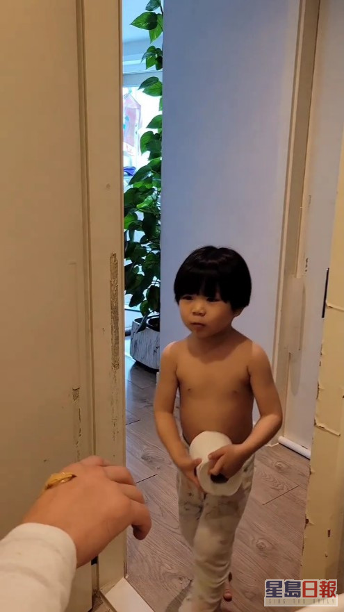 片中见到3岁的Damien好孝顺，拿着厕纸冲入厕所营救爸爸！