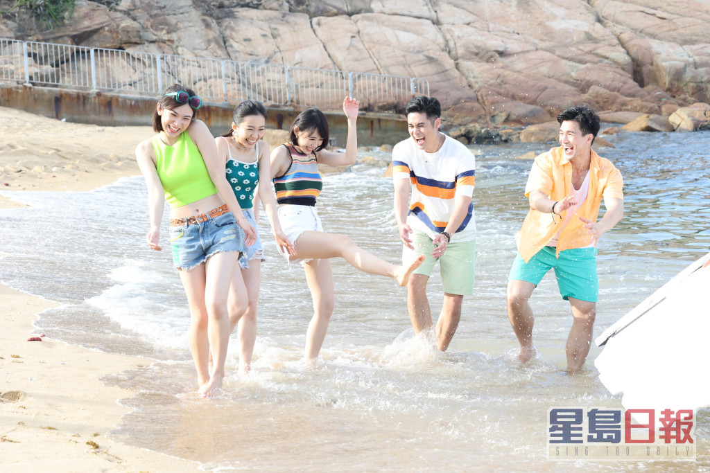 明祯自言特别喜欢海滩，所以与广告拍档们玩泼水亦零舍投入！