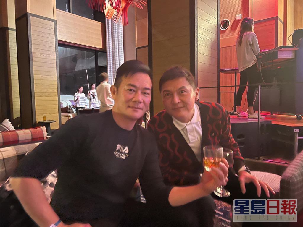 张兆辉（左）称相隔三年，终于再跟好友关礼杰到雪山共度生日。