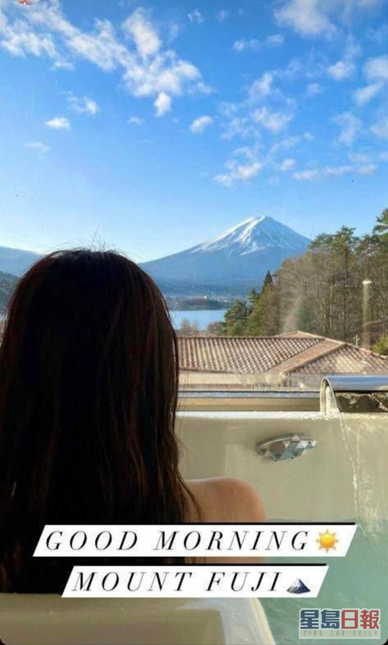 其间梁凯宁分享在酒店对住富士山的浸浴照。  ​
