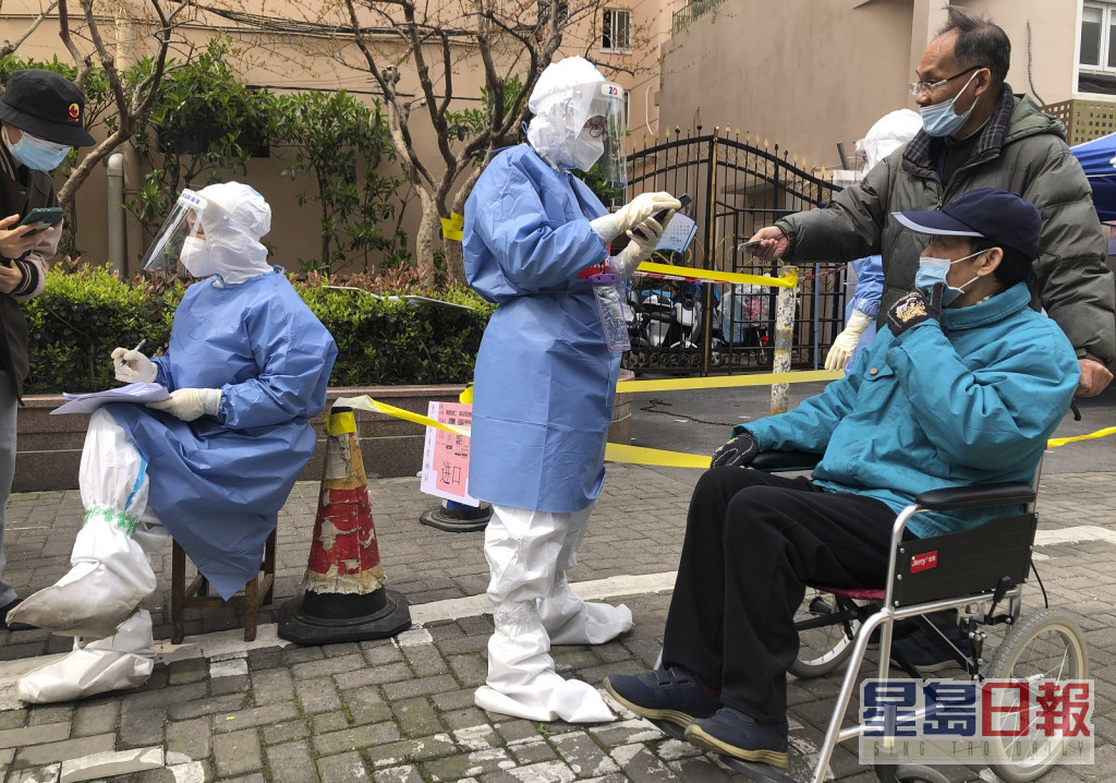 上海防疫人員為居民進行檢測。路透社圖片