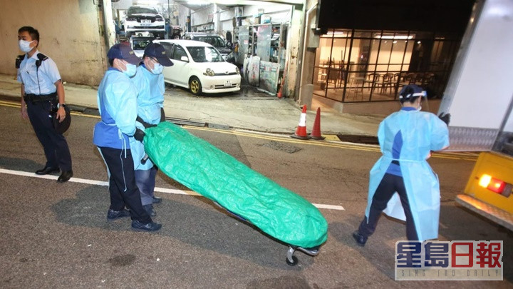 兩名女死者遺體被舁送上黑箱車運走。