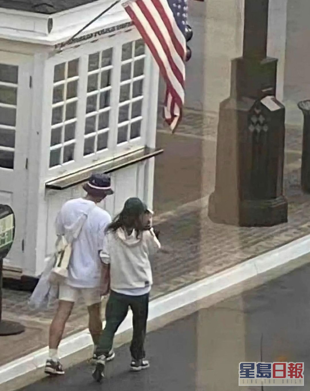 玄彬和孙艺珍又被发现在美国穿情侣鞋。