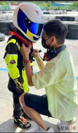 与儿子同样热爱赛车。