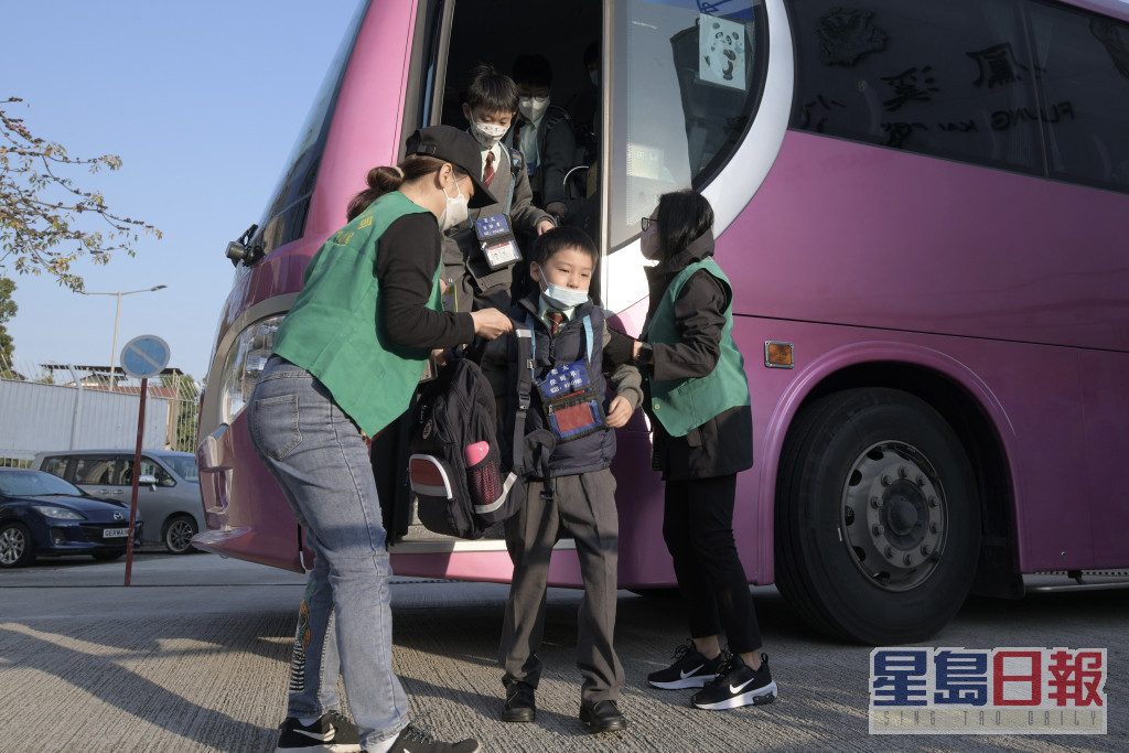 学生可乘搭跨境保母车或直通巴士回校上课。陈浩元摄