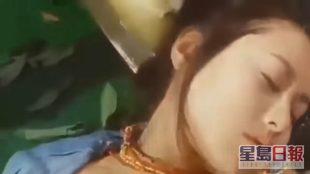按照劇情，梁思浩有段吸吮李麗珍胸部的場面。