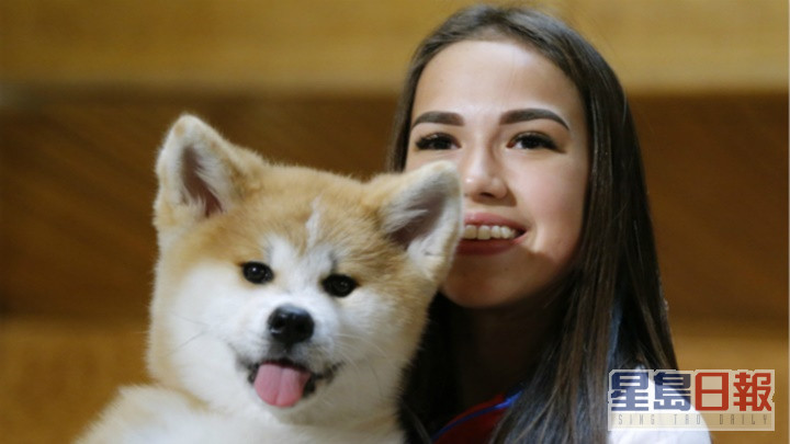 萨姬杜娃抱起狗狗的可爱样子，成为一时网上热话。AP图片