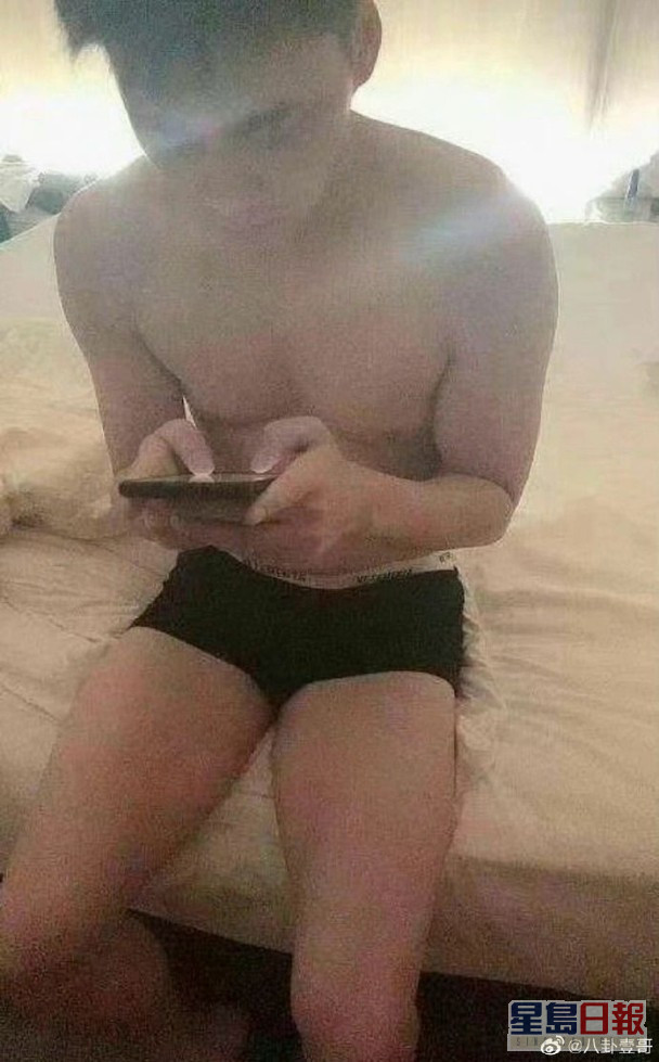 網上同時流出一張疑似李易峰只穿上內褲，坐在床邊看手機的照片。