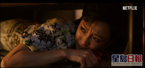 谢欣颖饰演的百合在床下目睹全程，泪流满脸。