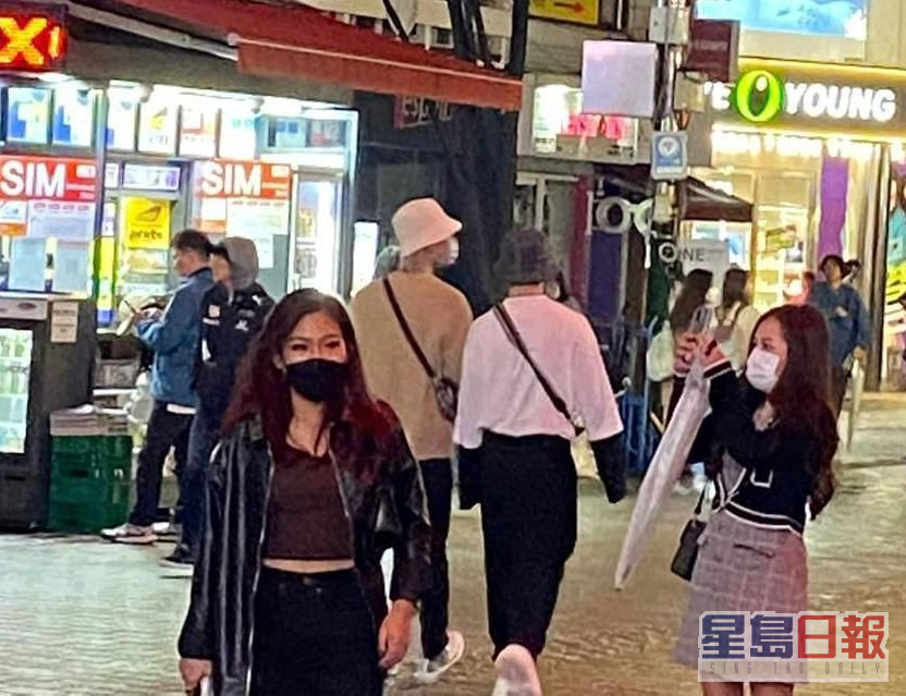 两人在韩国街头被粉丝偷拍。