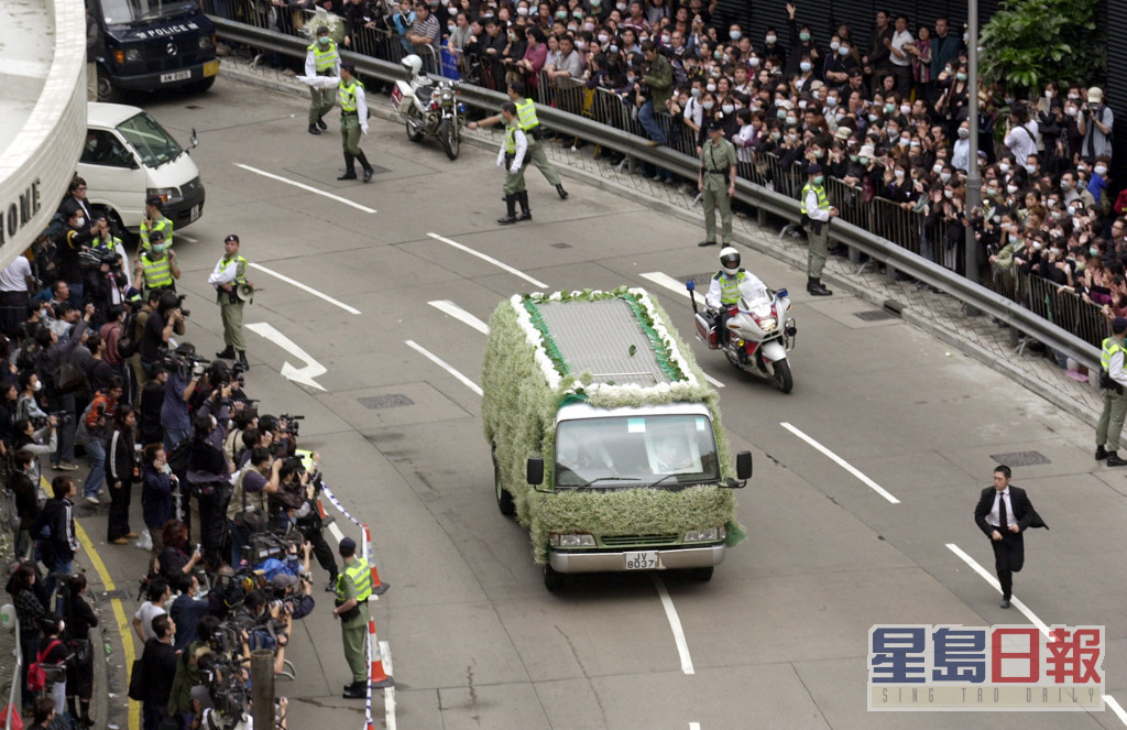 上万名粉丝在香港殡仪馆外，夹道送别张国荣，场面非常震撼。