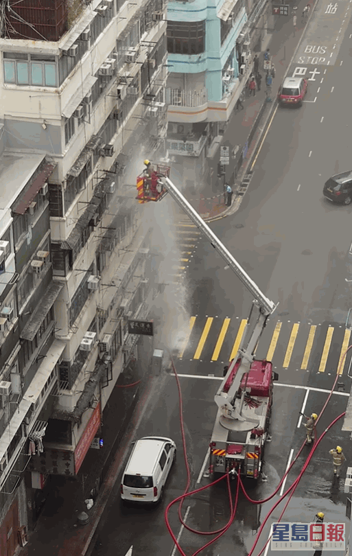 消防员向单位射水灌救。香港突发事故报料区FB图片