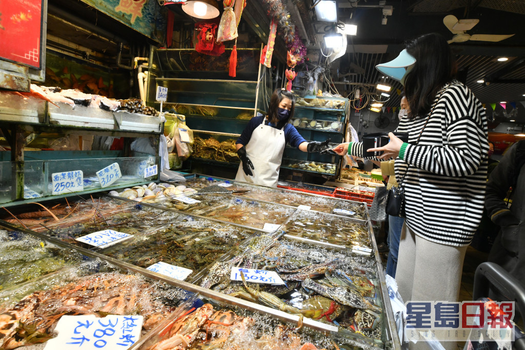 今年海鮮的價錢亦有所增加。盧江球攝