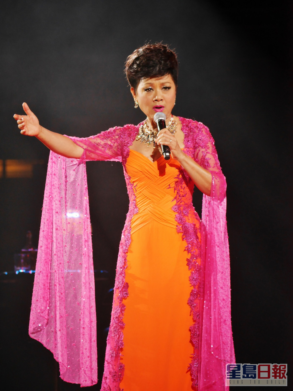 叶丽仪在顾嘉辉2015年荣休演唱会曾演出《上海滩》。