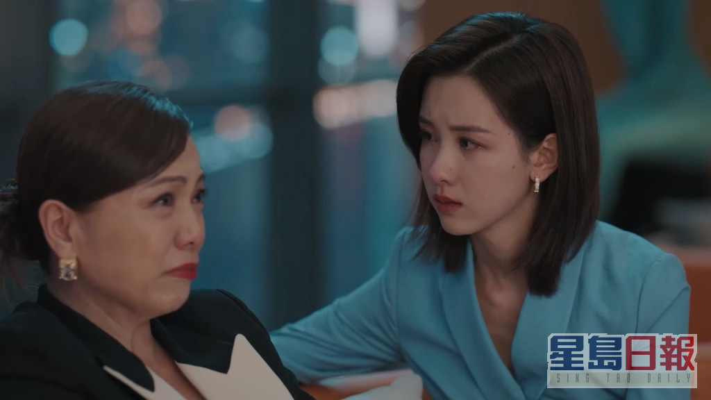 鄧萃雯向女主角陳都靈（右）哭訴心聲。
