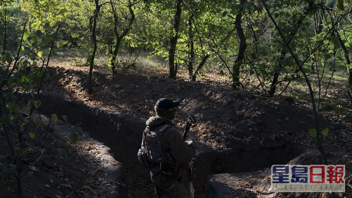 乌军在赫松前线检视俄军挖掘的战壕。AP图片