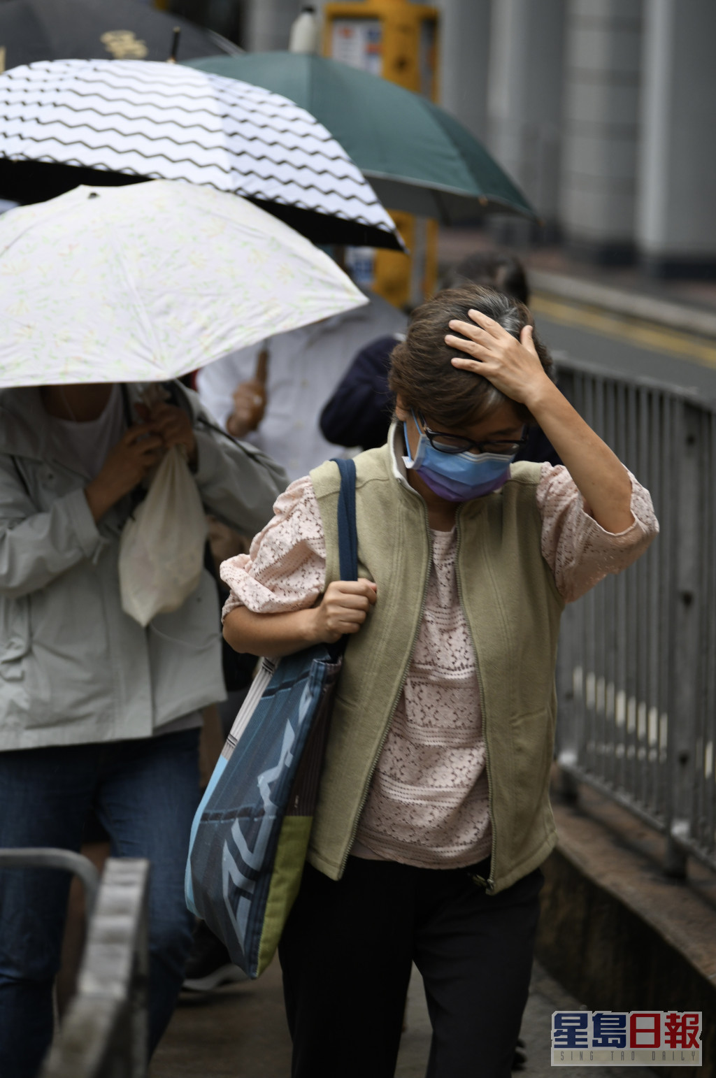 湾仔上班市民没带伞，冒雨前行。禇乐琪摄