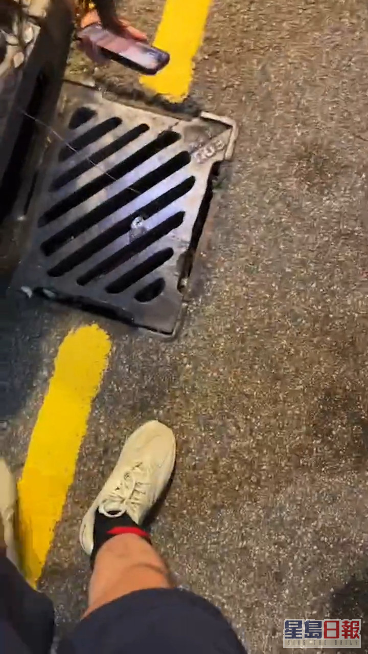 從林作上載的影片，只見裕美用鐵線在溝渠內嘗試撩出車匙。