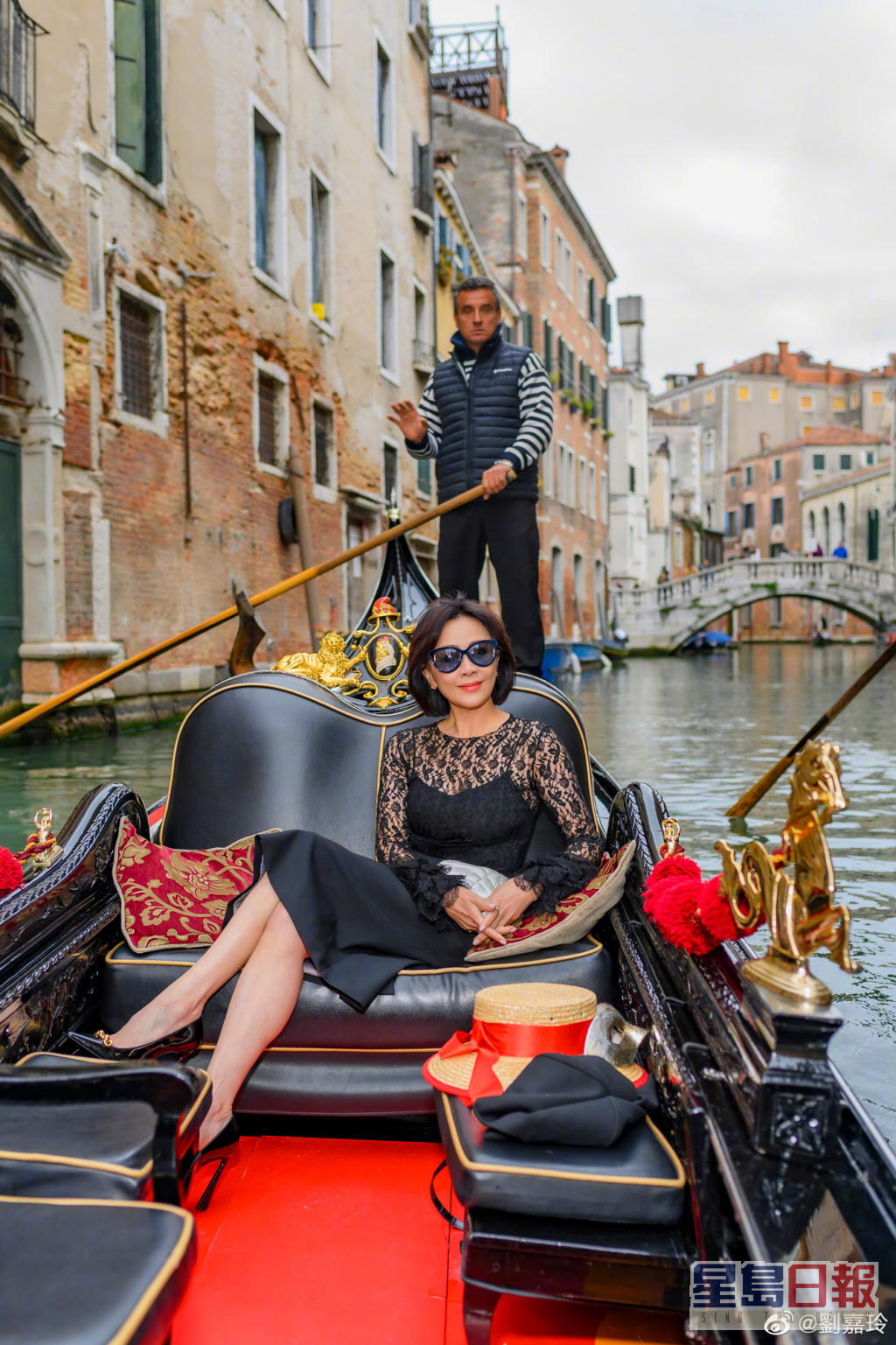 到訪威尼斯的劉嘉玲還去坐貢多拉（Gondola）。