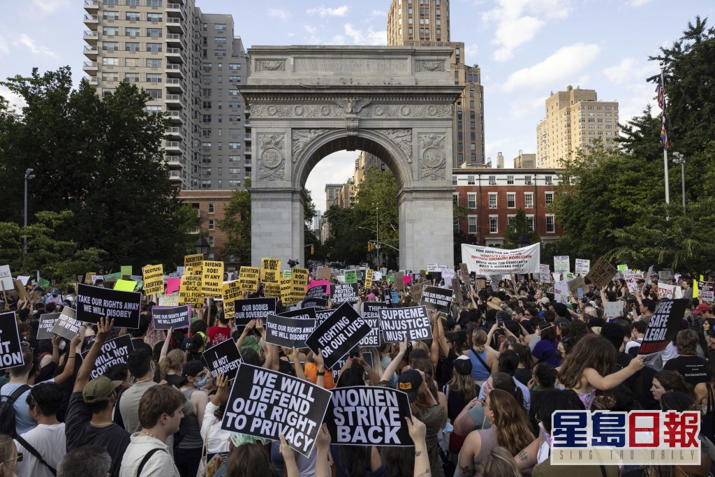支持堕胎权利的人士聚集在纽约华盛顿广场公园举行抗议。AP