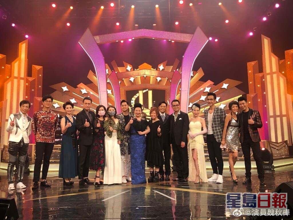 潘志文（左五）与陈启泰（左三）2020年曾一同拍摄《流行经典50年》。
