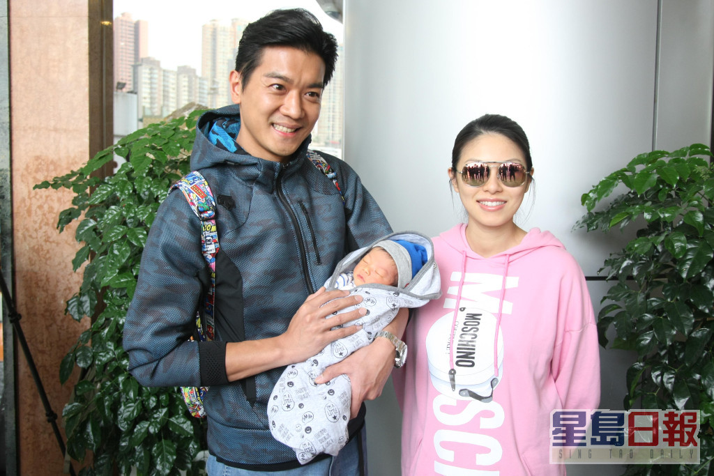 黎諾懿太太李潔瑩在2017年誕下大仔「小春雞」黎峰睿。