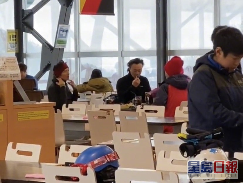 2020年有網民在北海道滑雪見到謝霆鋒與老友陳奕迅，有指紅帽者就是王菲。