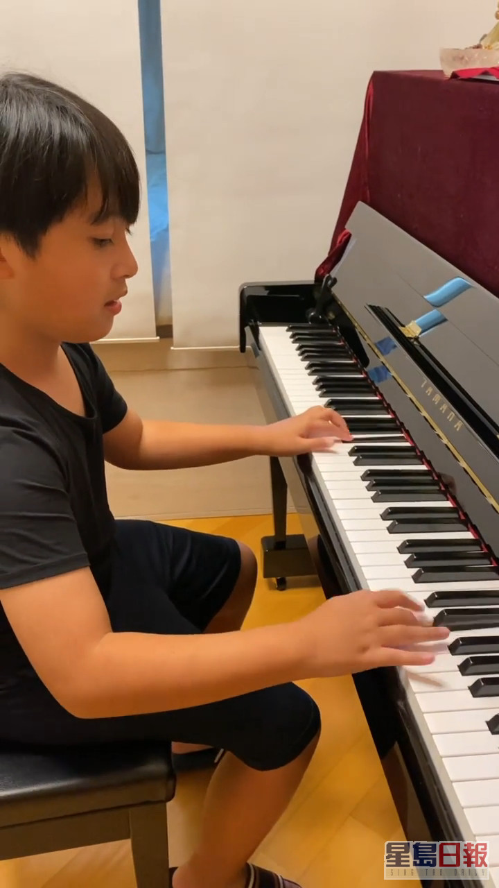 Ambrose雖然患有自閉症，但其實好有音樂細胞，會與爸爸一同彈鋼琴。
