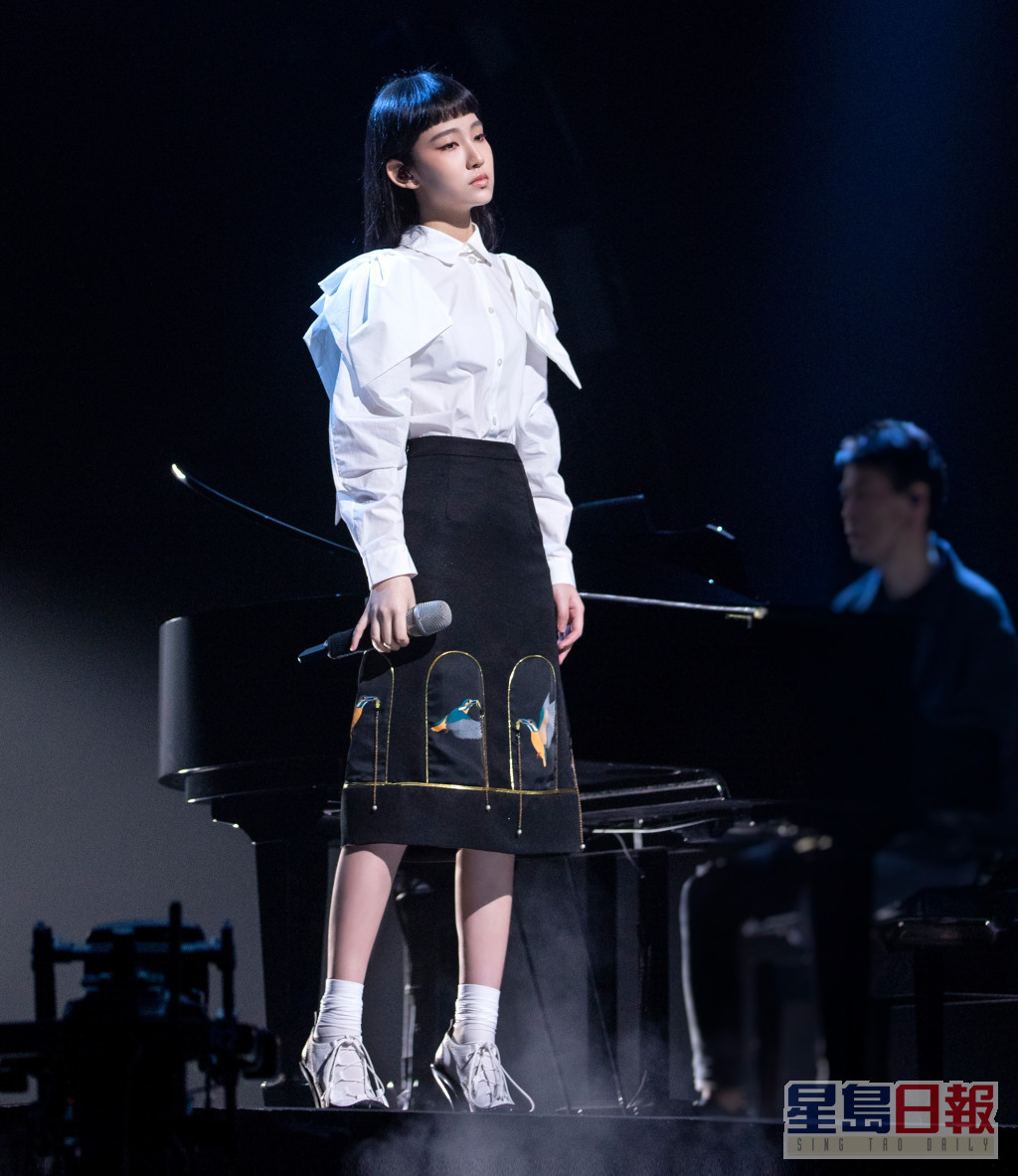 炎明熹去年参加《声生不息》在内地人气急升，更成为内地最红的香港新晋歌手之一。
