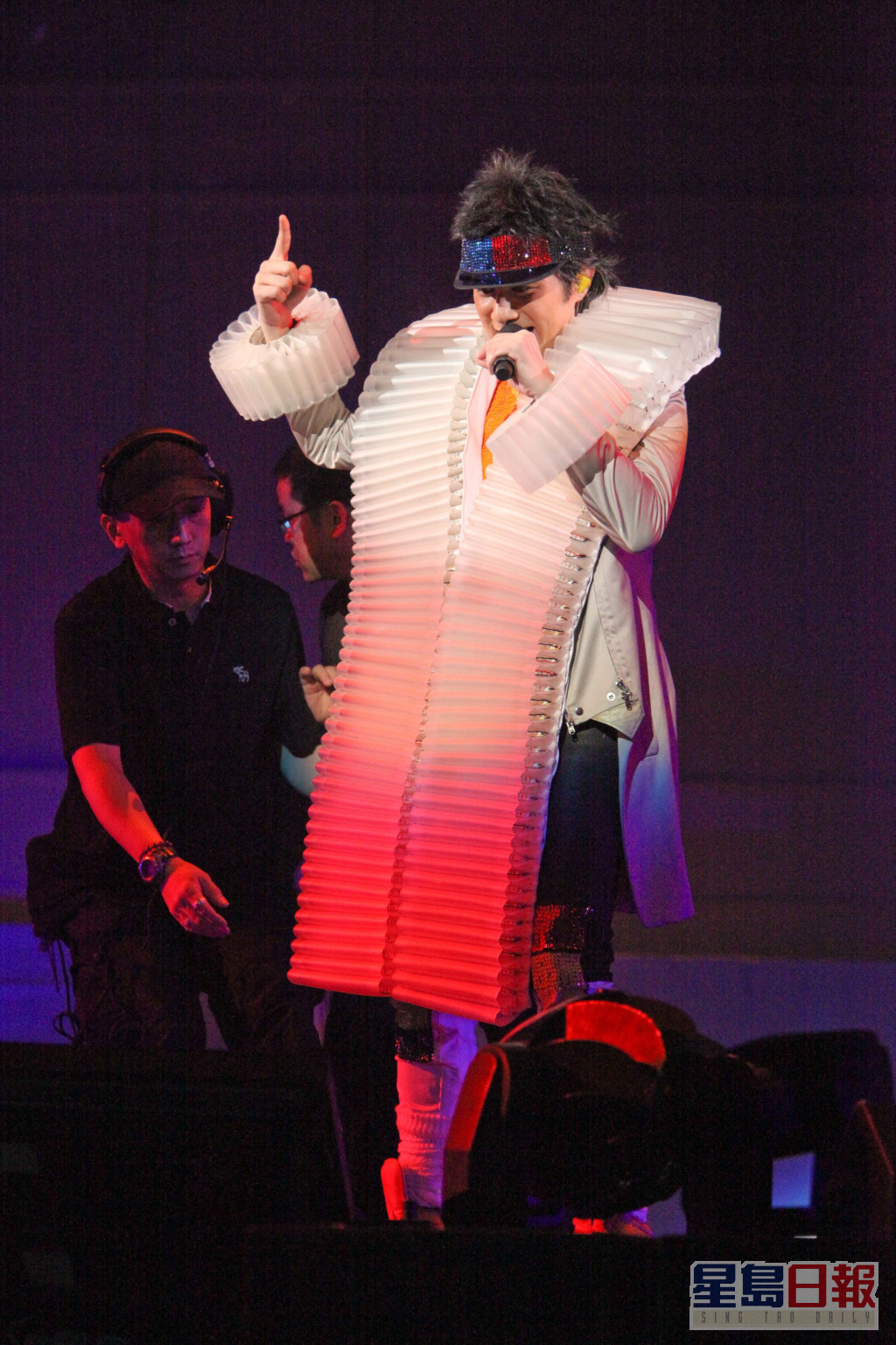 2009年古巨基在红馆举个唱，基仔声控衣服突然冒烟。