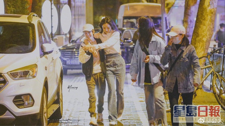 杨幂之前曾流出一张街头揽仔照，男方是《小时代》导演郭敬明。