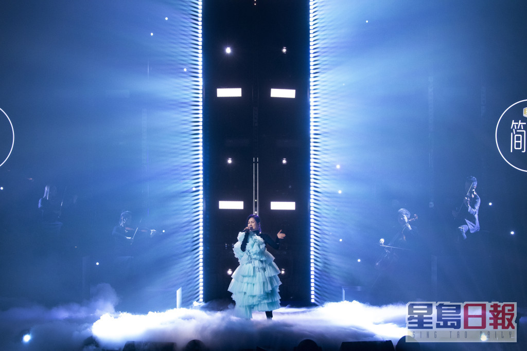 杨千嬅演唱陈奕迅的《无条件》。