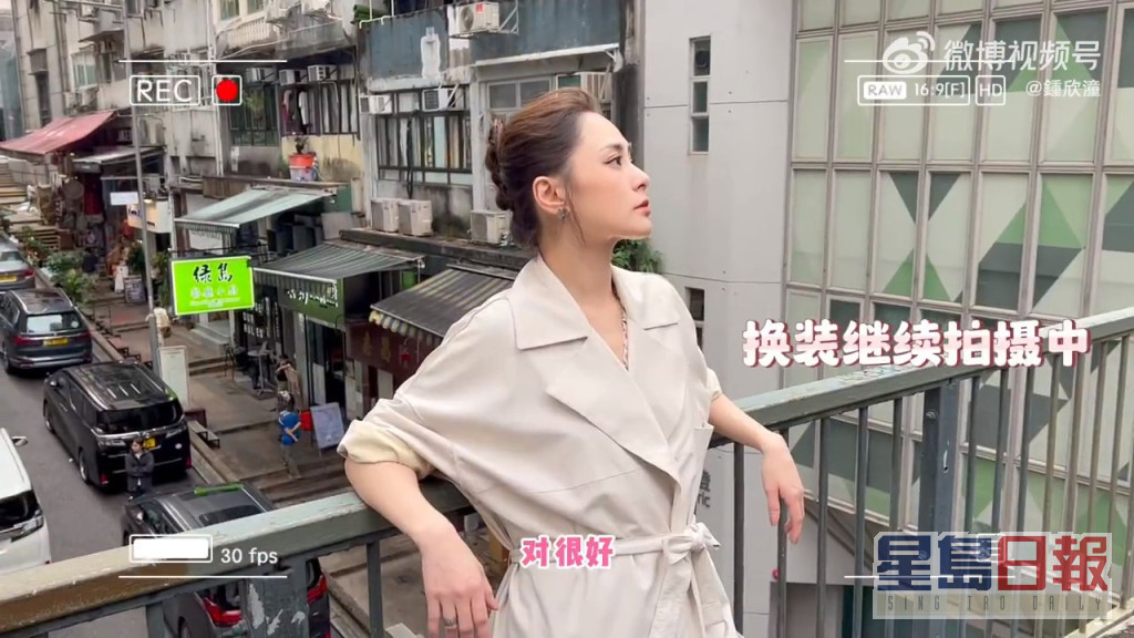 在香港街头拍Vlog。