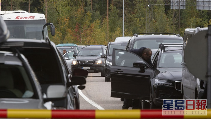 局部動員令引發俄羅斯民眾恐慌，大批民眾駕車到芬蘭邊境準備離國。AP資料圖片