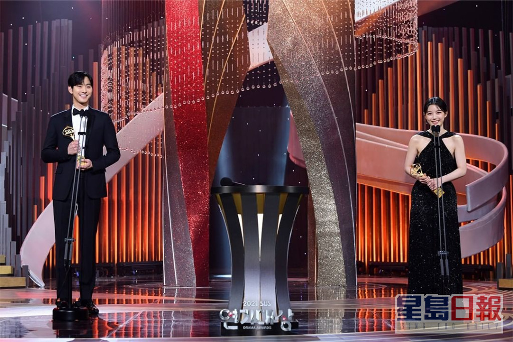 安孝燮及金裕贞另凭《红天机》获颁最佳情侣奖。