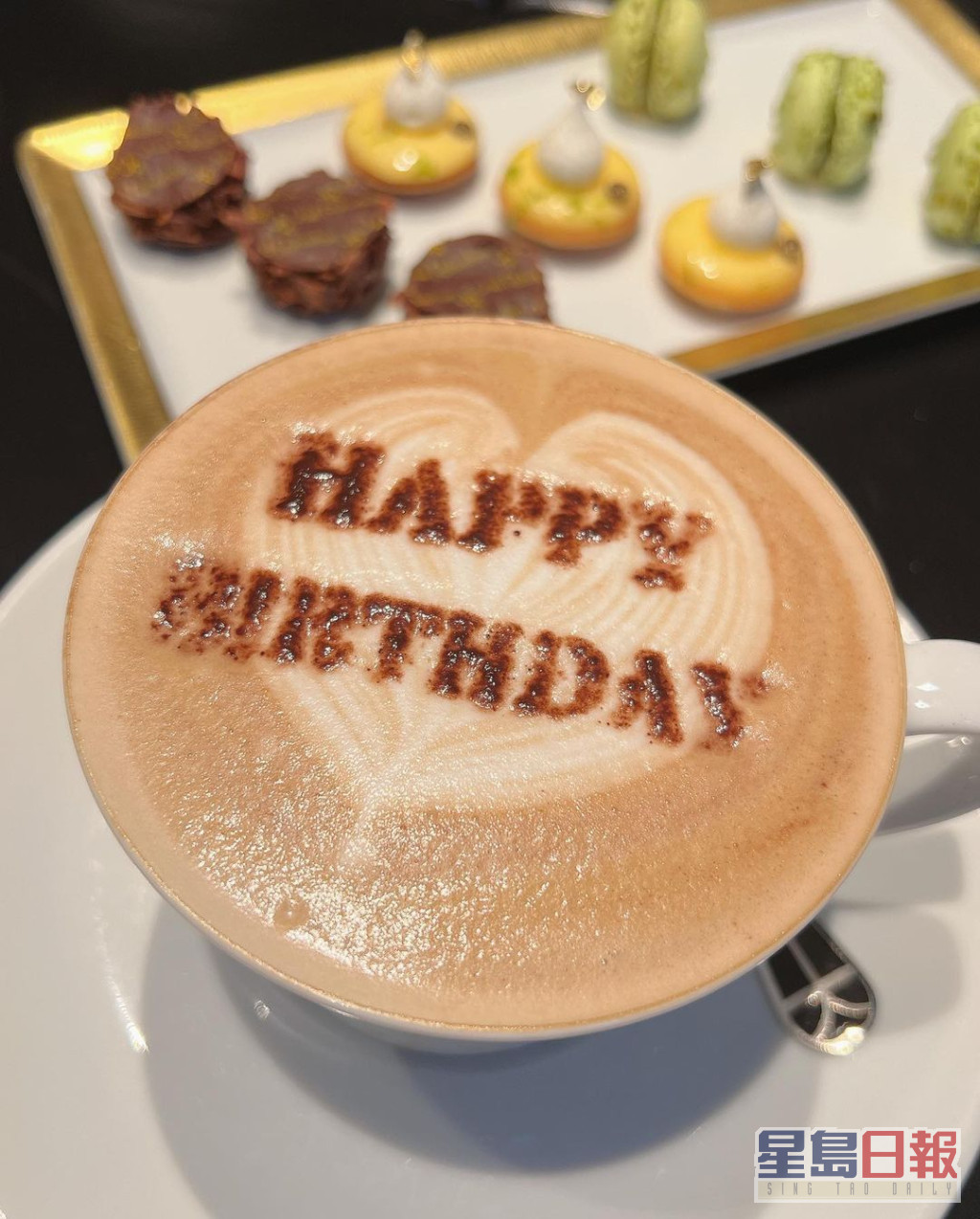 咖啡上还撒上「Happy Birthday」字样的朱古力粉。