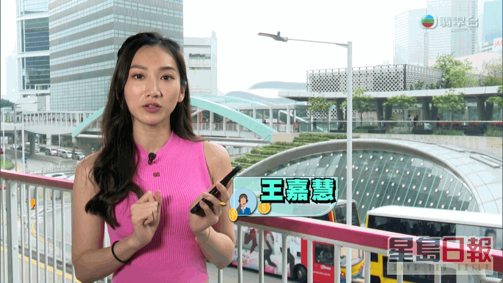昨晚一集《东张西望》，王嘉慧穿上Shocking pink小背心衬热裤做采访。