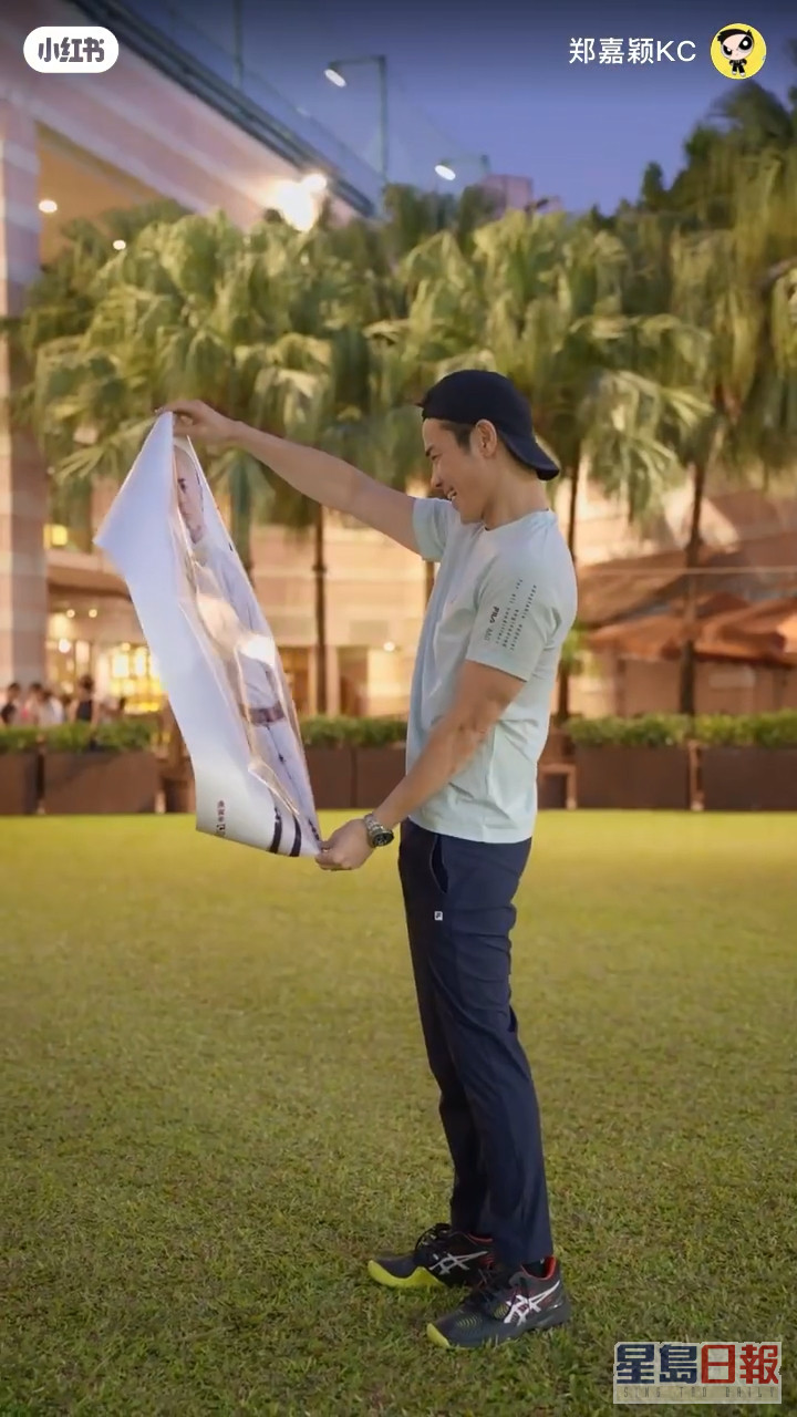 郑嘉颖最新的「奶爸日常」，见他在空地拿着《步步惊心》的八爷大型海报。