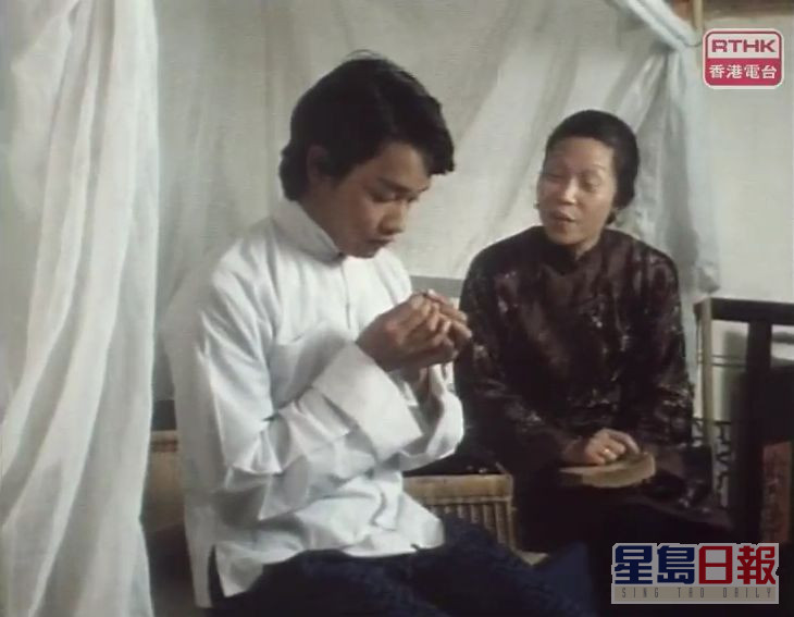 张国荣饰演1920年在省城完成初中课程回乡的黄家二少爷景生。