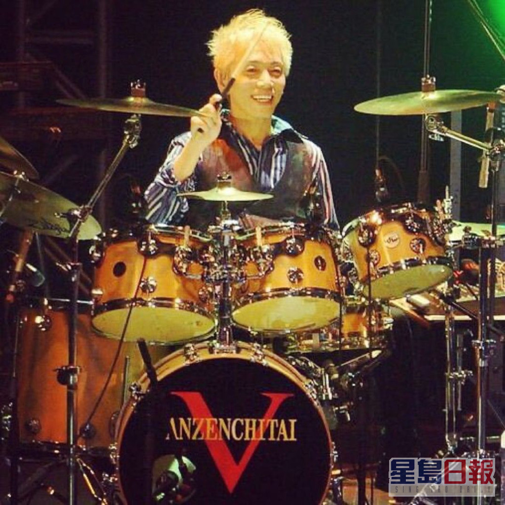 田中裕二在1977年已加入「安全地带」做鼓手。