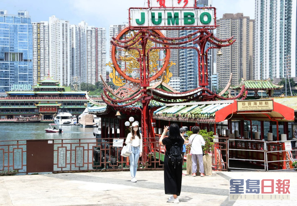 南區地標建築珍寶海鮮舫將在牌照到期後，移離香港。