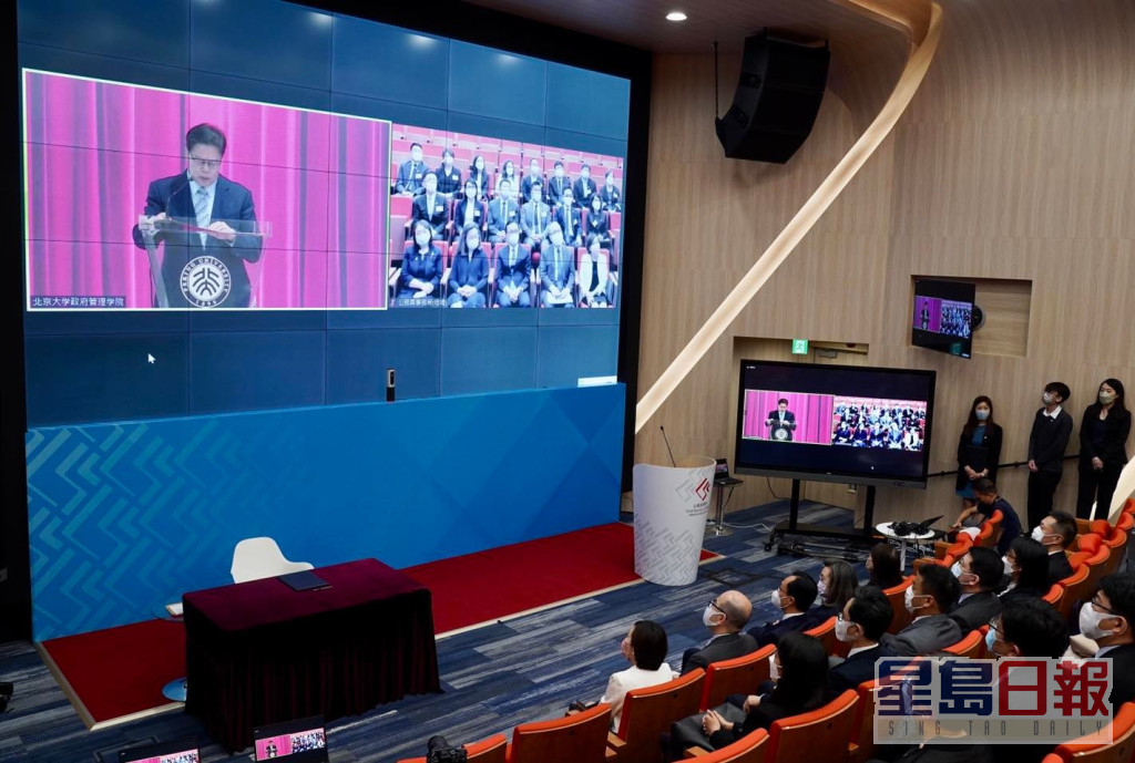 聂德权今日透过视像会议，与身在北京的黄柳权等人参与签约仪式。FB图片