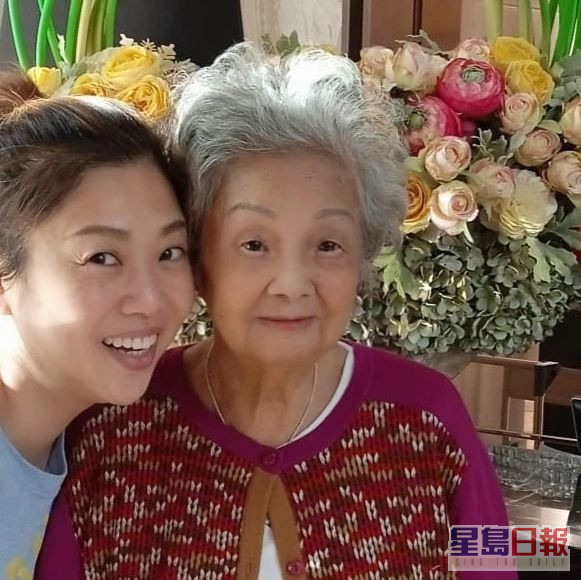 單身多年的梅小惠與媽媽「相依為命」，經常行「母女更」。