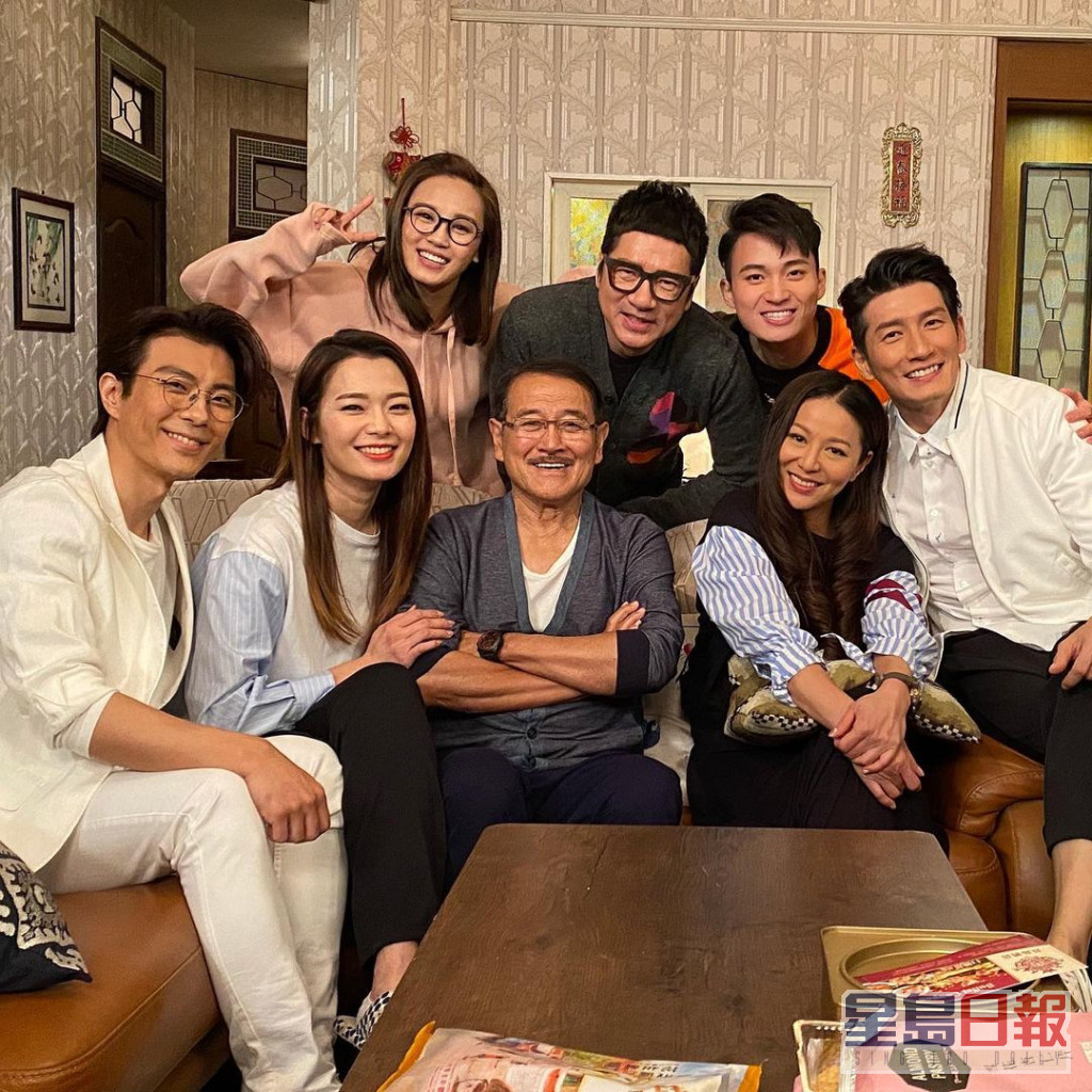 张景淳（前左）凭处境剧《爱．回家之开心速递》成功入屋。
