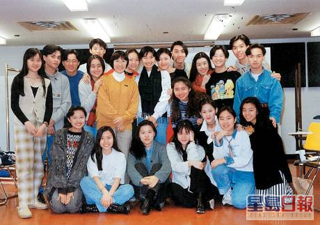 杨诗敏（前右二）1993年入读香港演艺学院。
