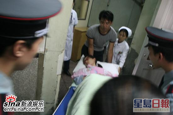 林志玲發生墮馬意外後，送院時狀甚痛苦。（新浪圖片）
