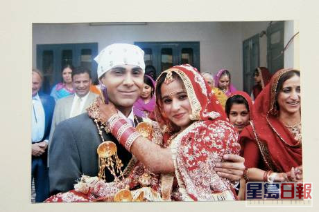 喬寶寶與印度籍太太Gurinder Kaur Gill於1990年結婚，去年他接受港台節目《舊日的足跡》訪問時，自爆二人當年是盲婚啞嫁。（《東周刊》圖片）