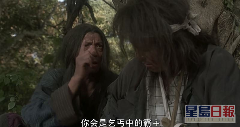 袁祥仁（左）在《武状元苏乞儿》中客串洪七公第七代传人。
